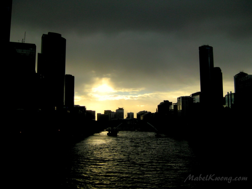 Silhouettes of Melbourne as the sun goes down. Princes Bridge | Weekly Photo Challenge: Silhouette.